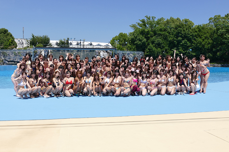 プールエリアに集合した93名のアイドルたち